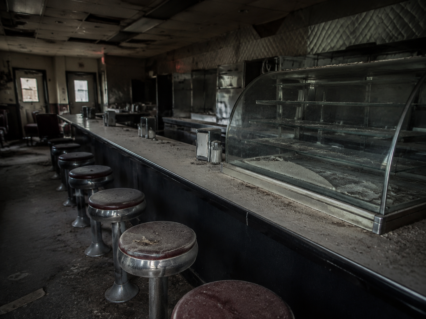 Empty pie case inside closed diner