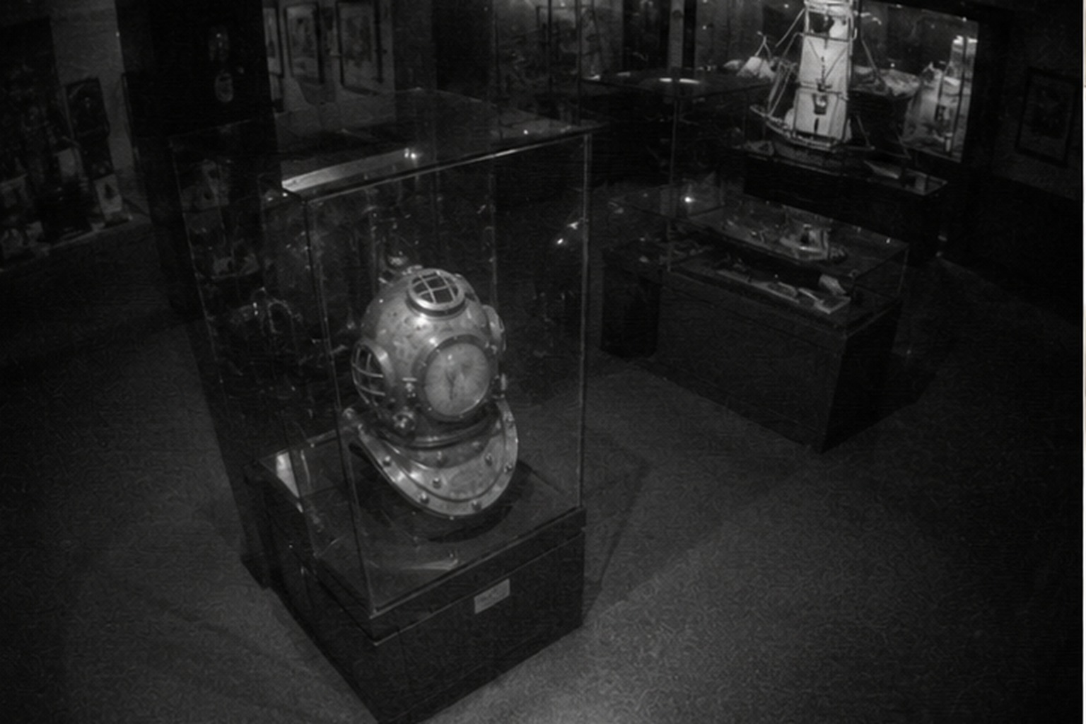 Museum security view of fogged diving helmet CAPTION 3: The camera showed an empty gallery, but the helmet's front window slowly turned pale.