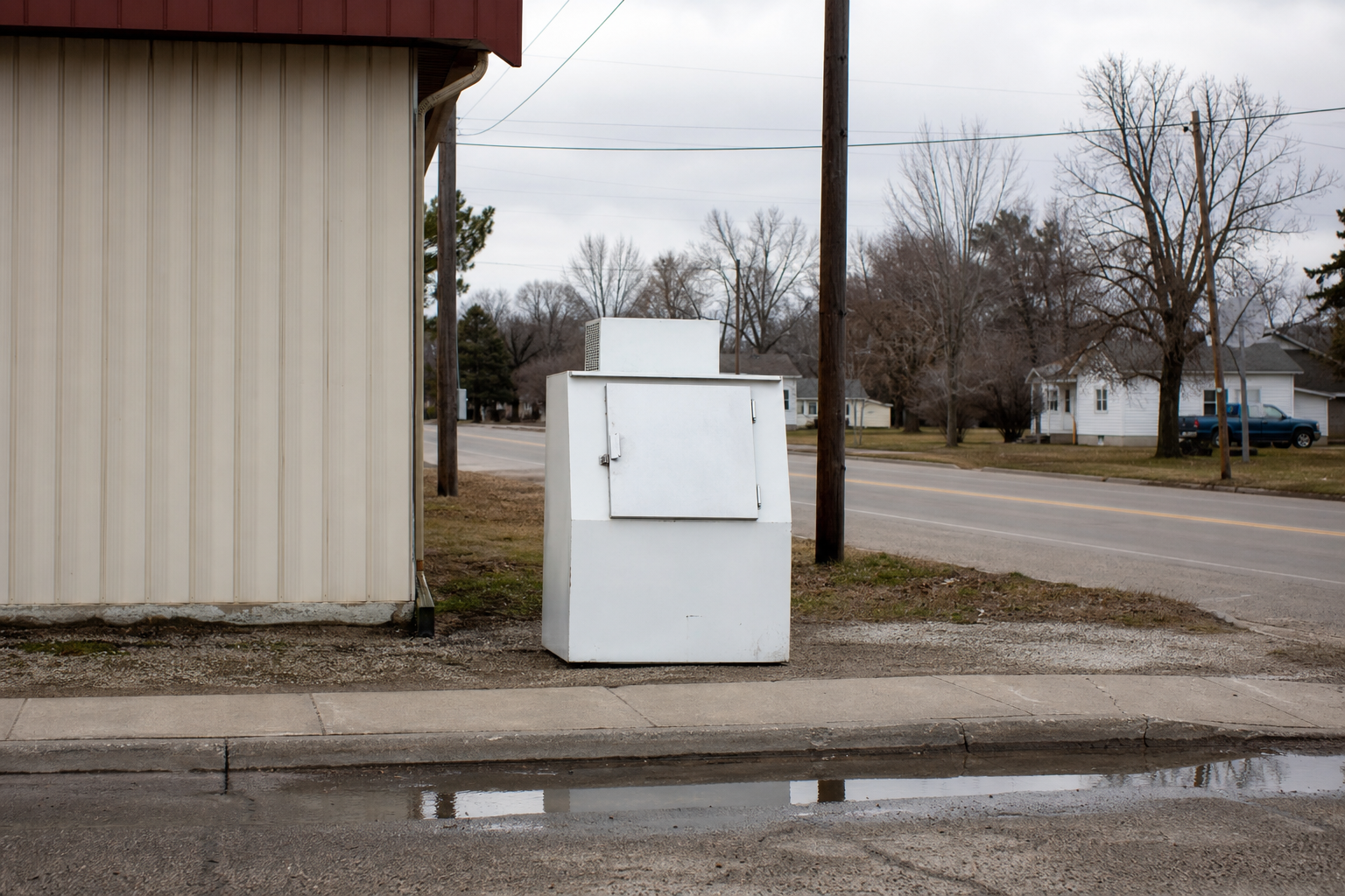 Roadside ice machine in daylight