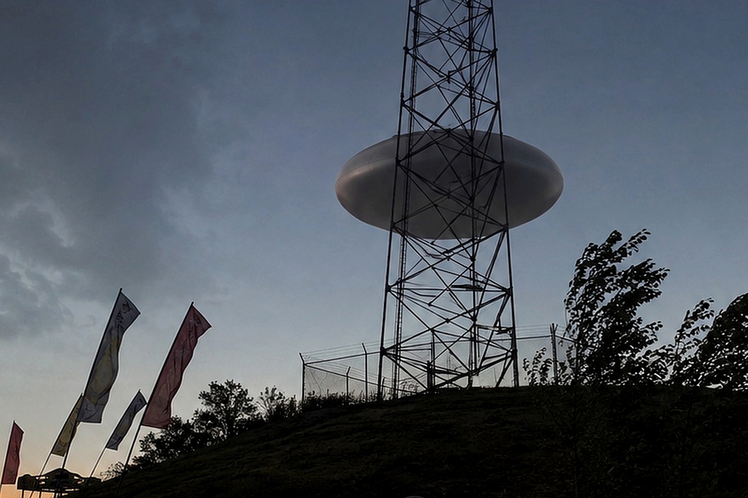 Editorial recreation of the A Silver Saucer Hung Behind Radio Tower During The County Fair Power Outage story, image 4.