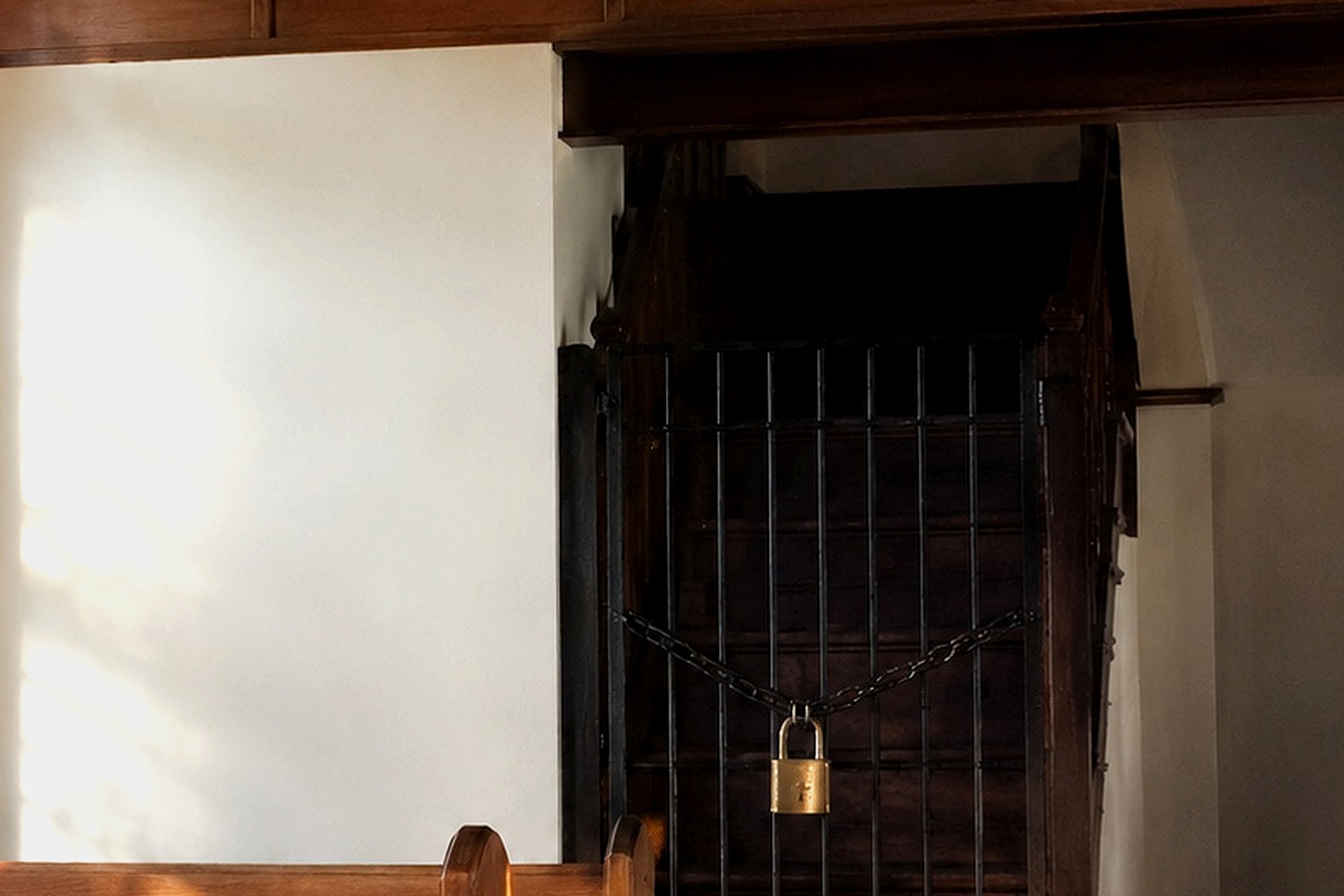 Editorial recreation of the My Sister Found A Blurred Face Watching From Locked Choir Loft story, image 4.
