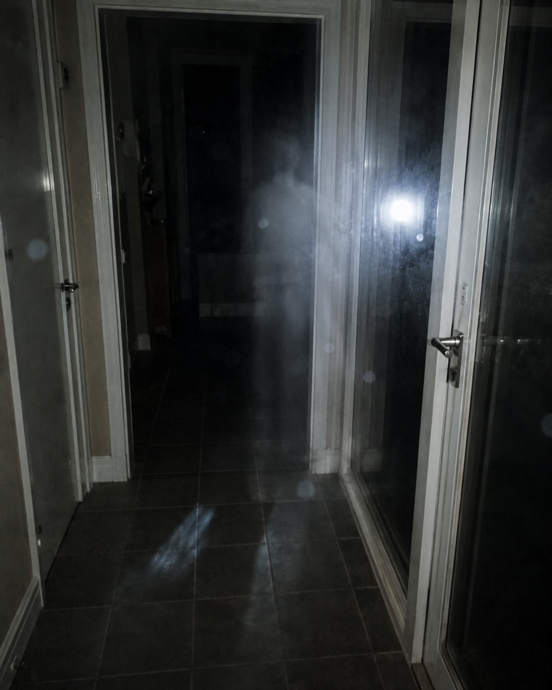 Editorial illustration of infrared glare, dust and reflection in an empty hallway.